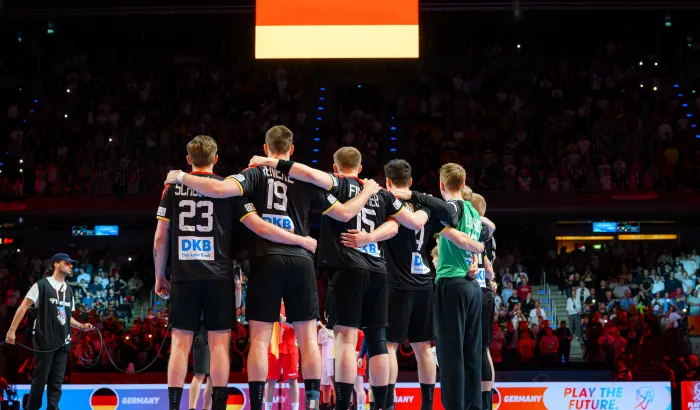 Die männliche U21 singt die Nationalhymne