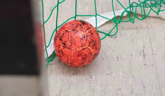 Ein Ball liegt im Handballtor