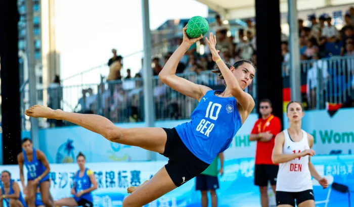 Handballerin setzt zum Wurf an