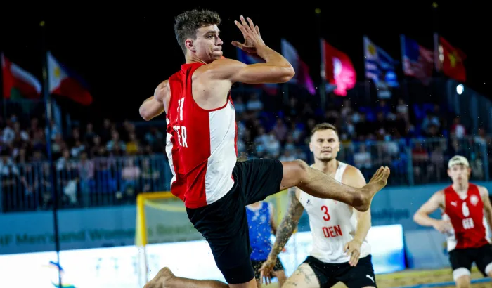 Beachhandballer setzt zum Wurf an