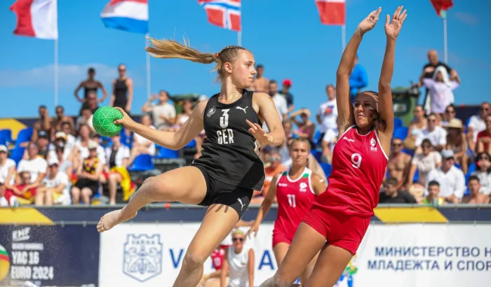 Beachhandballerin setzt zum Wurf an