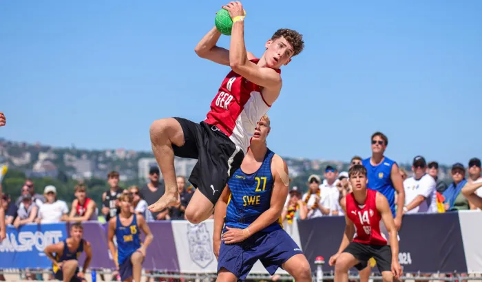 Beachhandballer setzt zum Wurf an