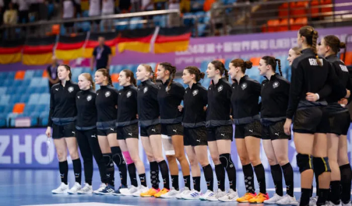 Die U18w singt die Hymne