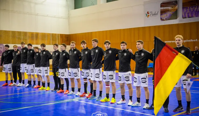 Die männliche U21-Nationalmannschaft beim singen der Hymne