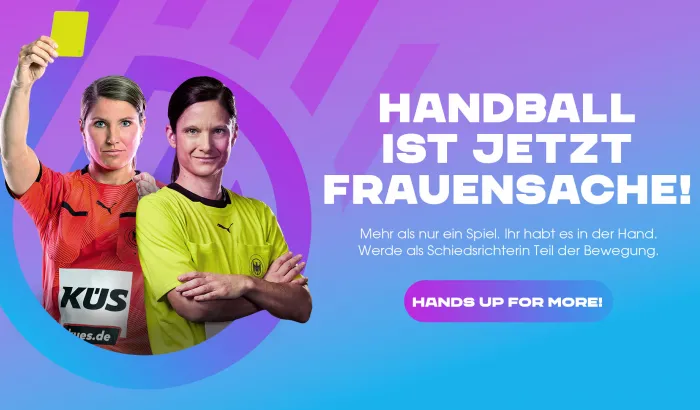 Grafik im WM-25 Design mit den Schiedsrichterinnen Maike Merz und Tanja Kuttler und der Aufschrift "Handball ist jetzt Frauensache".