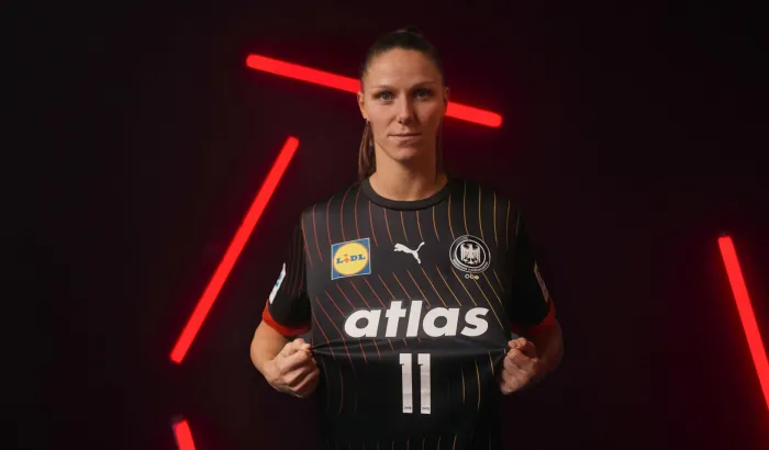 Xenia Smits präsentiert das neue Trikot