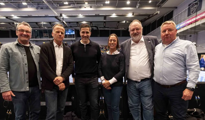 Austausch am Rande des Länderspiels. - Foto: Kenny Beele