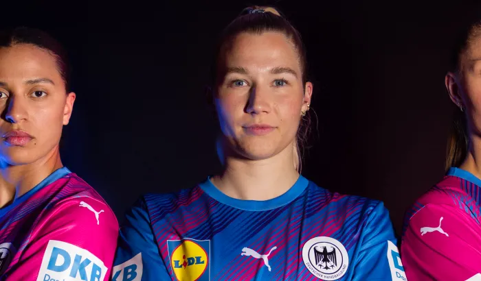 Drei DHB-Spielerinnen im neuen magentafarbenen Sondertrikot des DHB