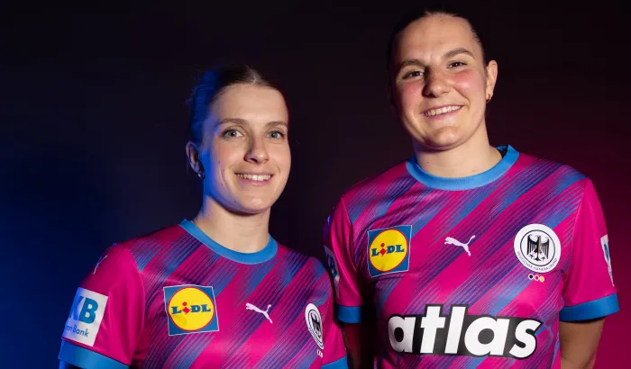 Zwei DHB-Spielerinnen im magentafarbenen Sondertrikot der Nationalmannschaft.