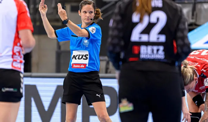 Schiedsrichterin Maike März pfeift bei eine, Handballspiel.