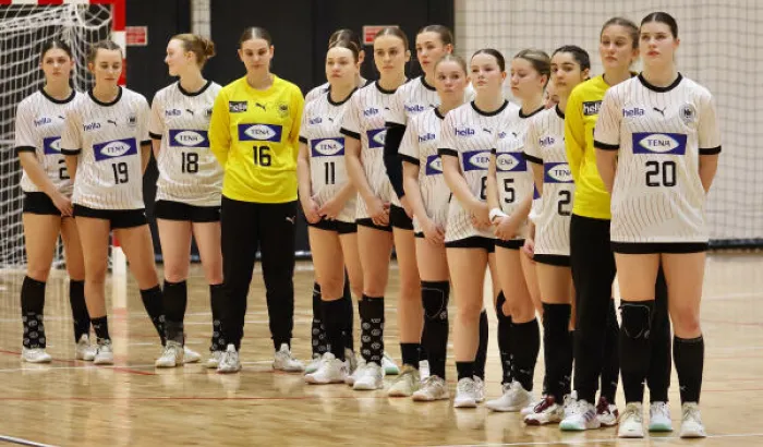 Die U17w bei der Nationalhymne