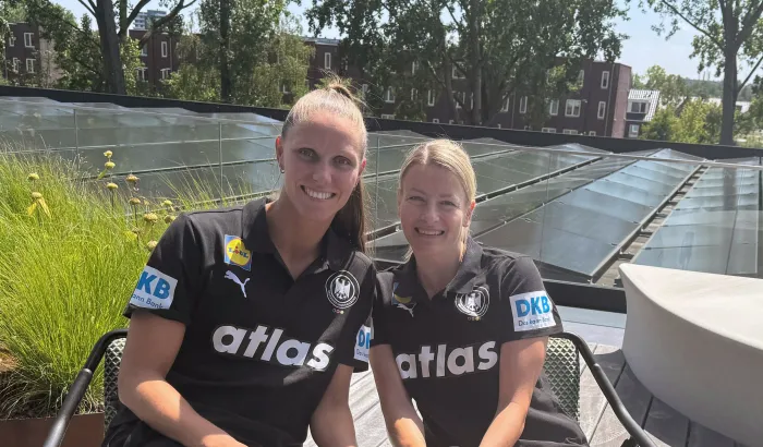 Xenia Smits und Antje Döll beim Medientermin in Rotterdam. - Foto: Laurin Melms