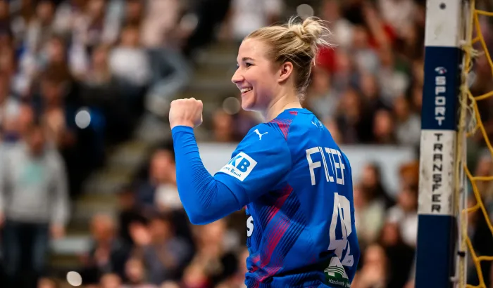 Katharina Filter jubelt nach einer Parade im Handballtor