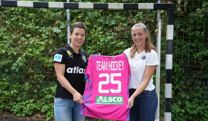 Alina Grijseels übergibt Sophia Schwabe ein Sondertrikot der Frauen-Nationalmannschaft. - Foto: DHB