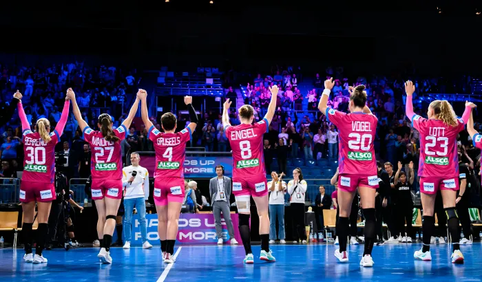 Spielerinnen der Handball-Nationalmannschaft jubeln nach einem Sieg zu ihren Fans.