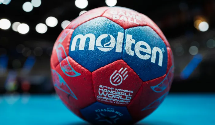 Handball liegt auf einem Handballfeld.