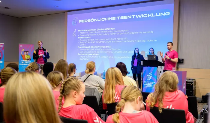 Intensiver Erfahrungsaustauscg bei der Schiedsrichterinnen-Weiterbildung in Dortmund