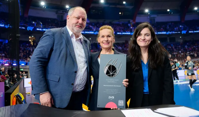DHB-Präsident Andreas Michelmann mit Sabine Loos und Frauke Füsers. - Foto: Marco Wolf