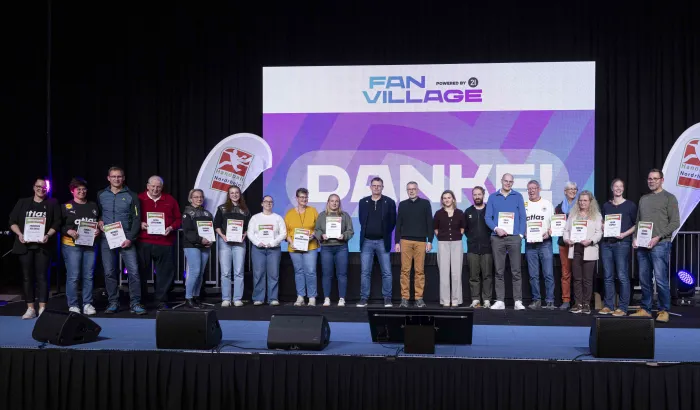 Stolze Gesichter: Im Fan-Village bei der WM 2025 werden Ehrenamtliche aus NRW ausgezeichnet.