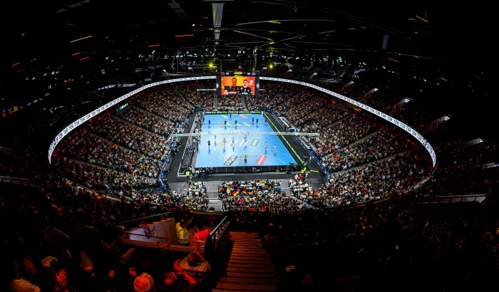 Blick von oben über den vollen SAP Garden mit Zuschauen bei einem Handball-Länderspiel.