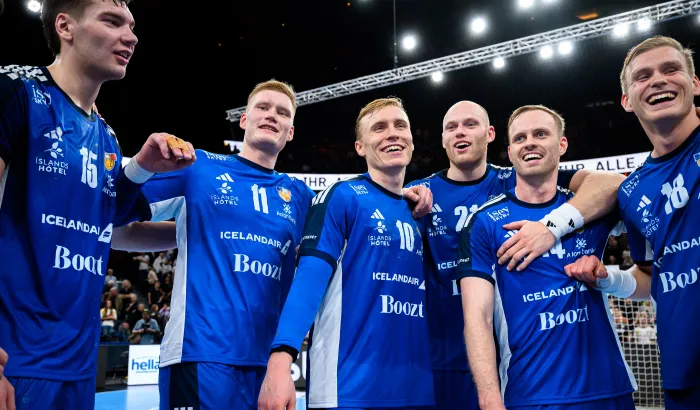 Lachende isländische Handballspieler in der Gruppe.