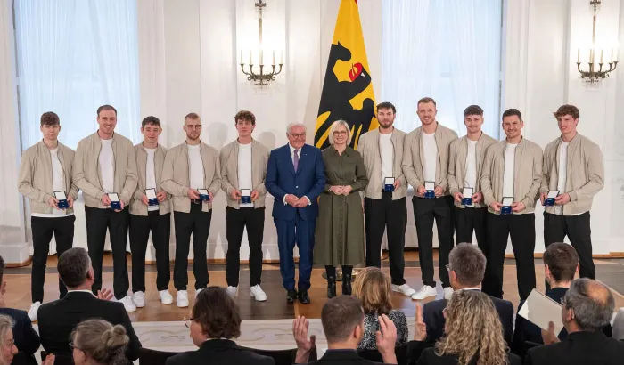 Der Bundespräsident im Gruppenbild mit den Beachhandball-Männern.