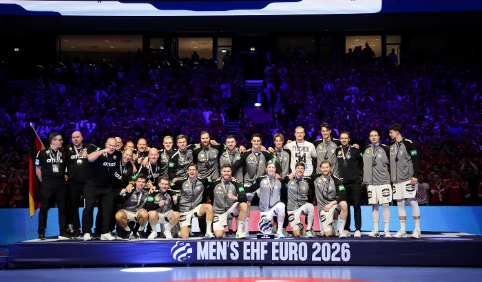 Die Männner-Nationalmannschaft mit der Silbermedaille. - Foto: kolektiff images