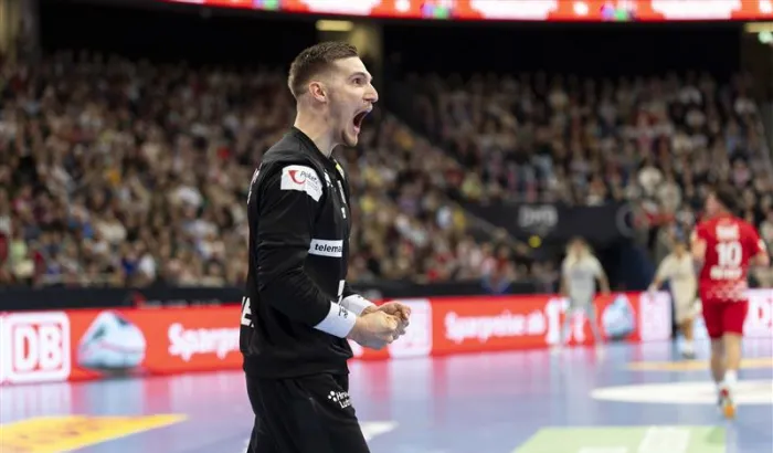 Kroatischer Handball-Torhüter Kuzmanovic jubelt.