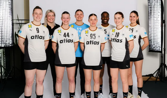 Anja Althaus mit einem Großteil des weiblichen Elitekaders. - Foto: Marco Wolf