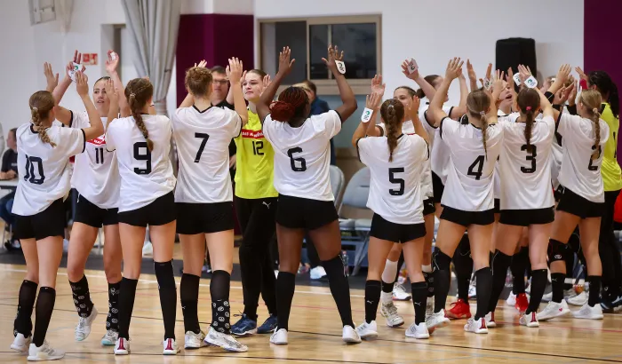 Die U16w feiert einen Sieg gegen die Schweiz. - Foto: Peter Cseh