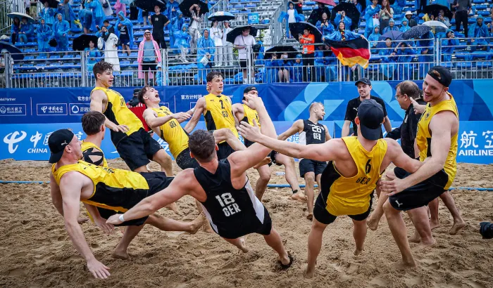 Eine Truppe von Männern die sich freuen und im Kreis springen