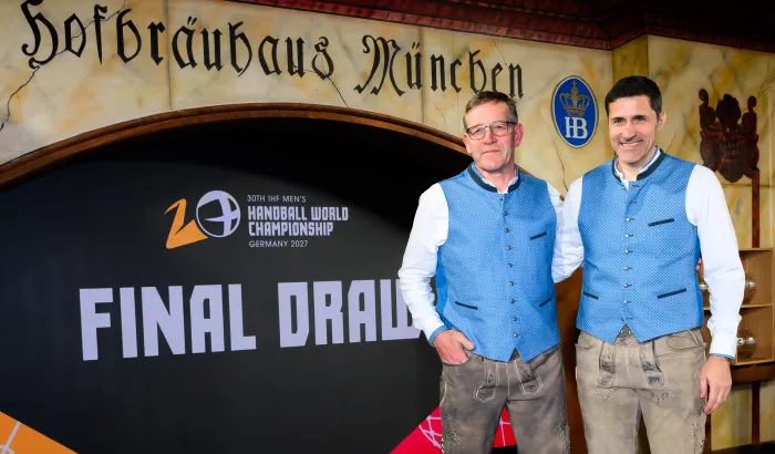 Bundestrainer Alfred Gislason und Vorstand Sport Ingo Meckes bei der Auslosung. - Foto: Marco Wolf