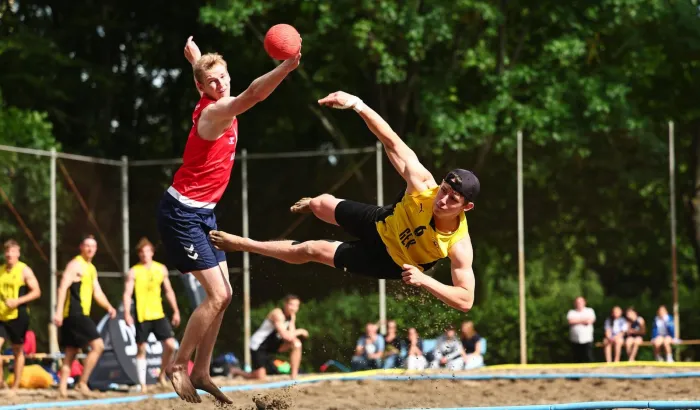 Spektakulär trifft Lars Zelser im Spiel gegen Norwegen in dieser Szene. - Foto: René Weiss