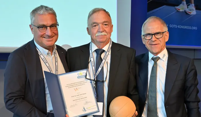 Kurt Steuer, eingerahmt von Dr. med. Christian Schneider und Prof. Dr. med. Martin Engelhardt, Vorständen von „Verbandsärzte Deutschland e.V.“ - Foto: Andreas Wetzel