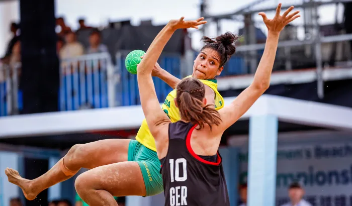 Eine Brasilianerin wirft aufs Tor.