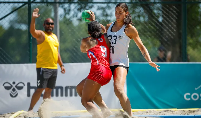Lucie Kretzschmar blockt die Gegenspielerin