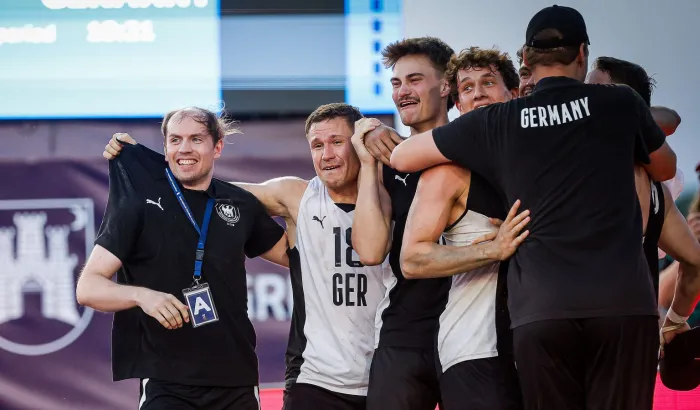 Der Gold-Moment: Bundestrainer Marten Franke (links) mit seinem Team unmittelbar nach Ende des WM-Finals. - Foto: kolektiff/DHB