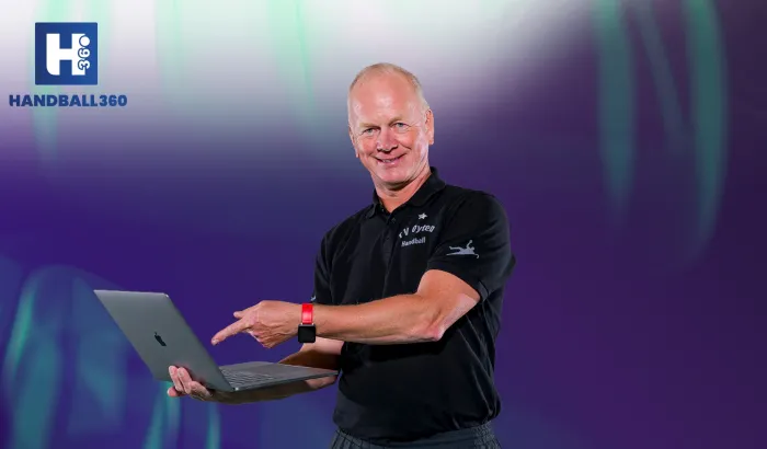 Älterer Herr mit Laptop