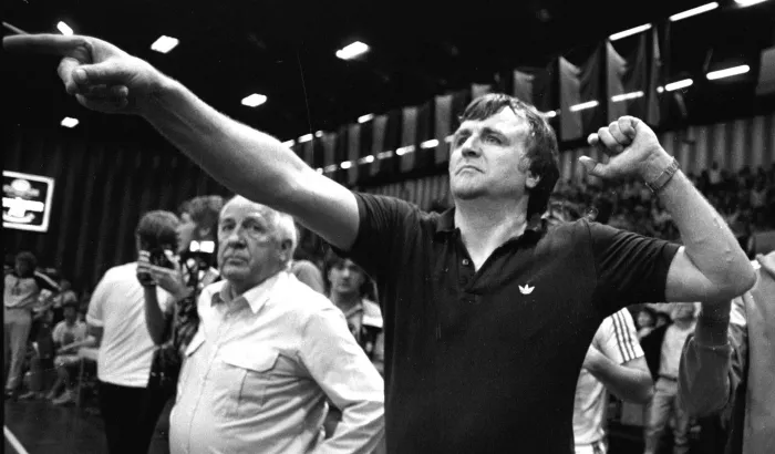 Klaus Brandt jubelnd als Trainer des VFL Gummersbach 