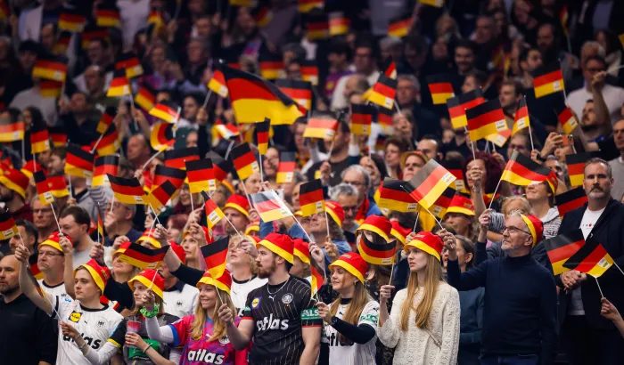 Jubelnde Fans mit Deutschlandfahnen