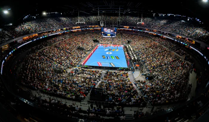 Blick von oben in den gefüllten Innenraum der Lanxess arena bei einem Handballspiel.