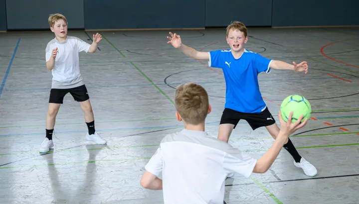 Kinder spielen Handball