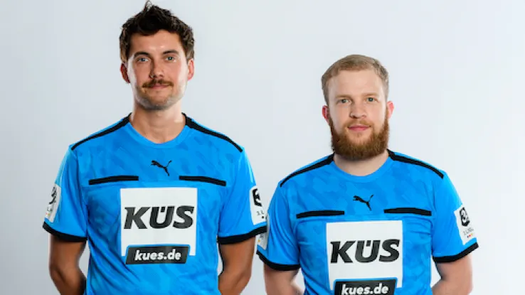 Schiedsrichter Majstrak und Obenauf im Portrait 