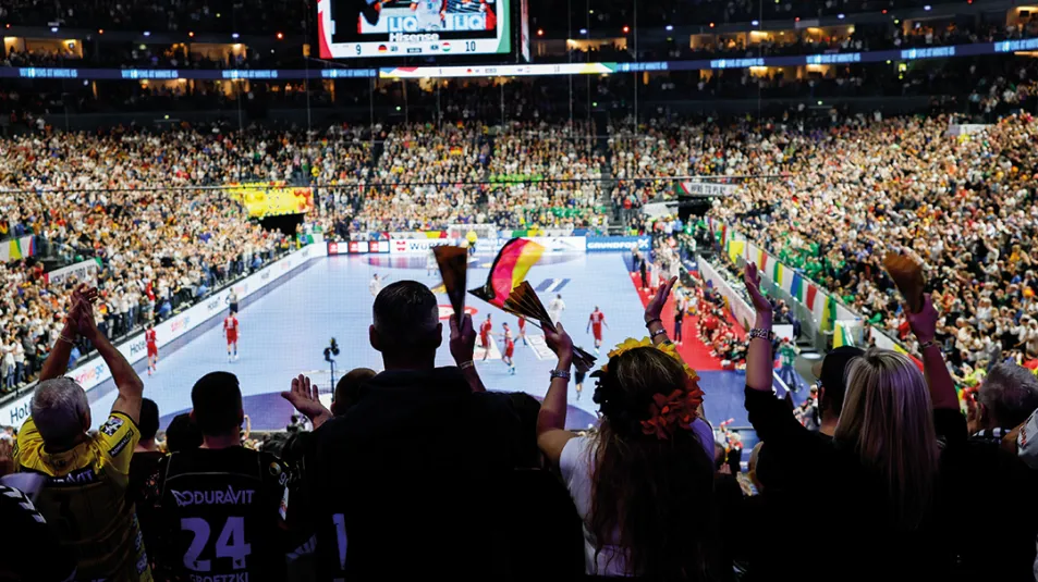 Fans jubeln bei einem Handballspiel