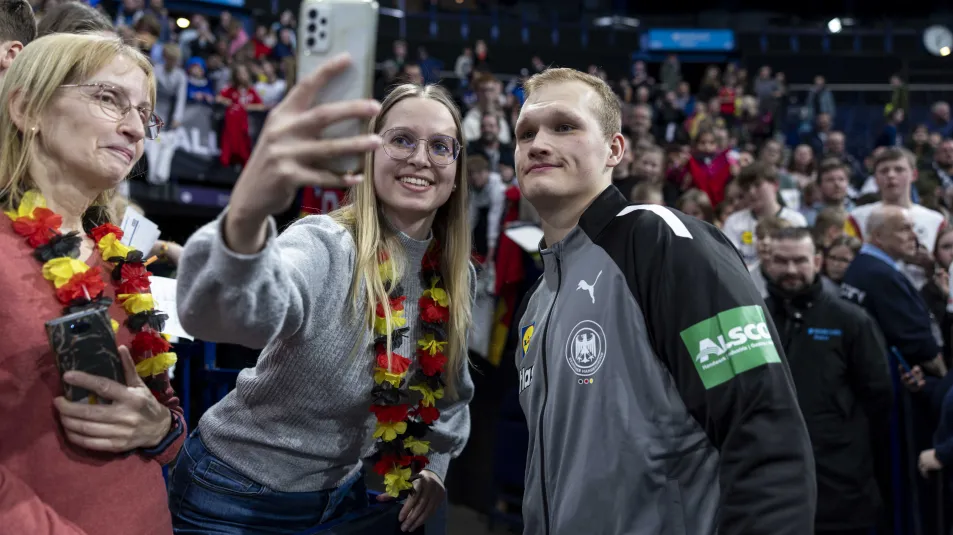 David Späth macht Fotos mit den Fans