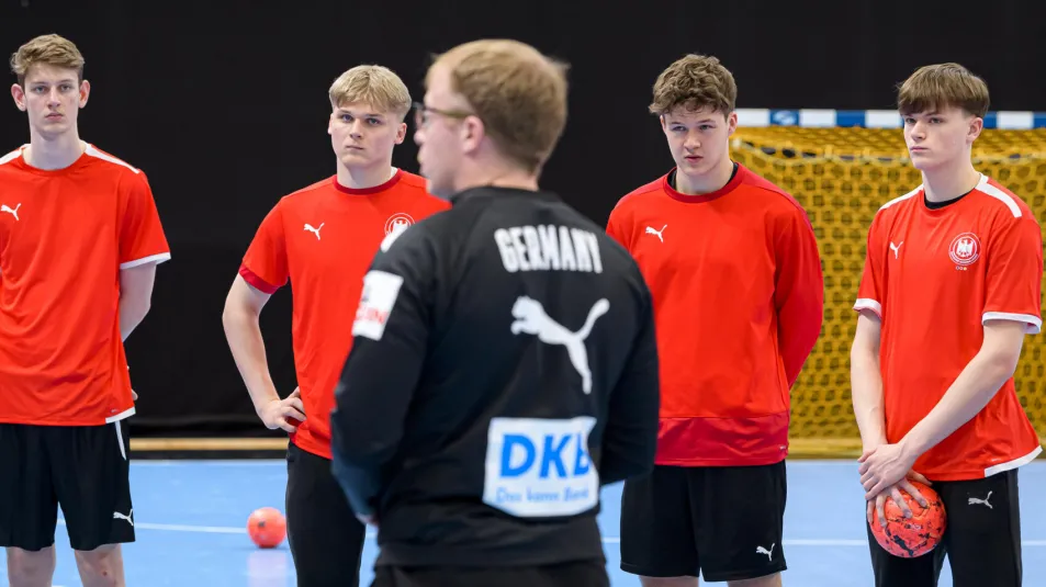 Trainer erklärt eine Übung