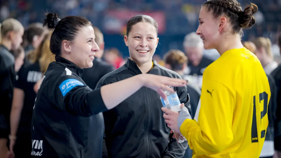 Trainerin tauscht sich mit Torhüterin aus