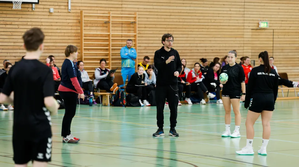 Trainer erklärt eine Übung