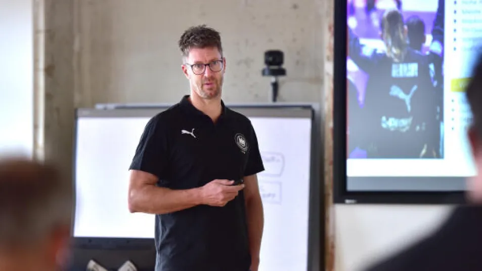 Markus Gaugisch hält einen Vortrag