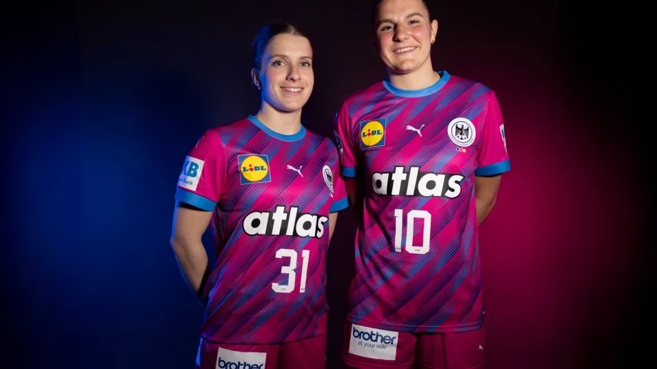 Alexia Hauf und Mareike Thomaier mit Brother-Druck. - Foto: Jolina Born/DHB